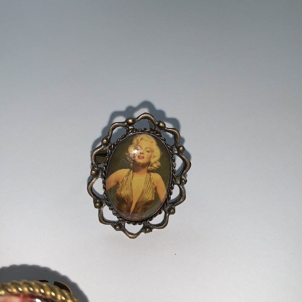 Retro Marilyn Monroe rings - Picture 4 of 6